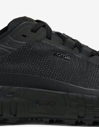Norda 001 Stealth Black (Herr): 42 (US 9/UK 8/JPN 27)