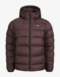 Pelle P - Fey Jacket, Carob Brown Lättviktig vinterjacka tillverkad i PRUECO® återvunnen nylon, vadderad med 90/10 dun (700 fill power) och certifierad enligt B