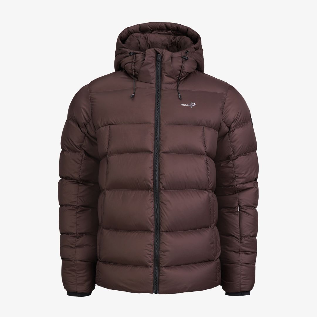 Pelle P - Fey Jacket, Carob Brown Lättviktig vinterjacka tillverkad i PRUECO® återvunnen nylon, vadderad med 90/10 dun (700 fill power) och certifierad enligt B