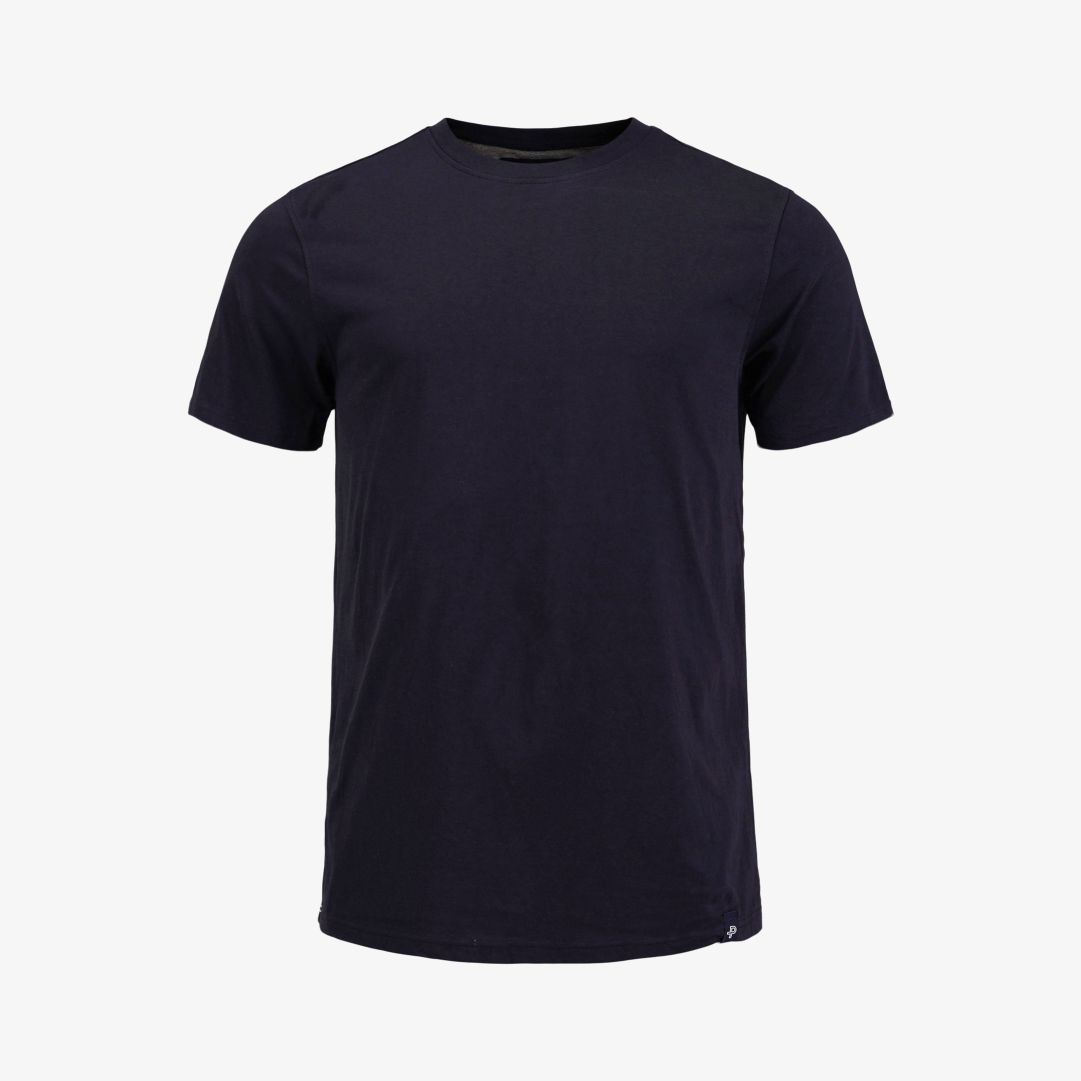 Pelle P - Field Tee, Dk Navy Blue En tunn t-shirt med rund halsringning, tillverkad i 100% "Global Organic textile standard" bomull för varma sommardagar