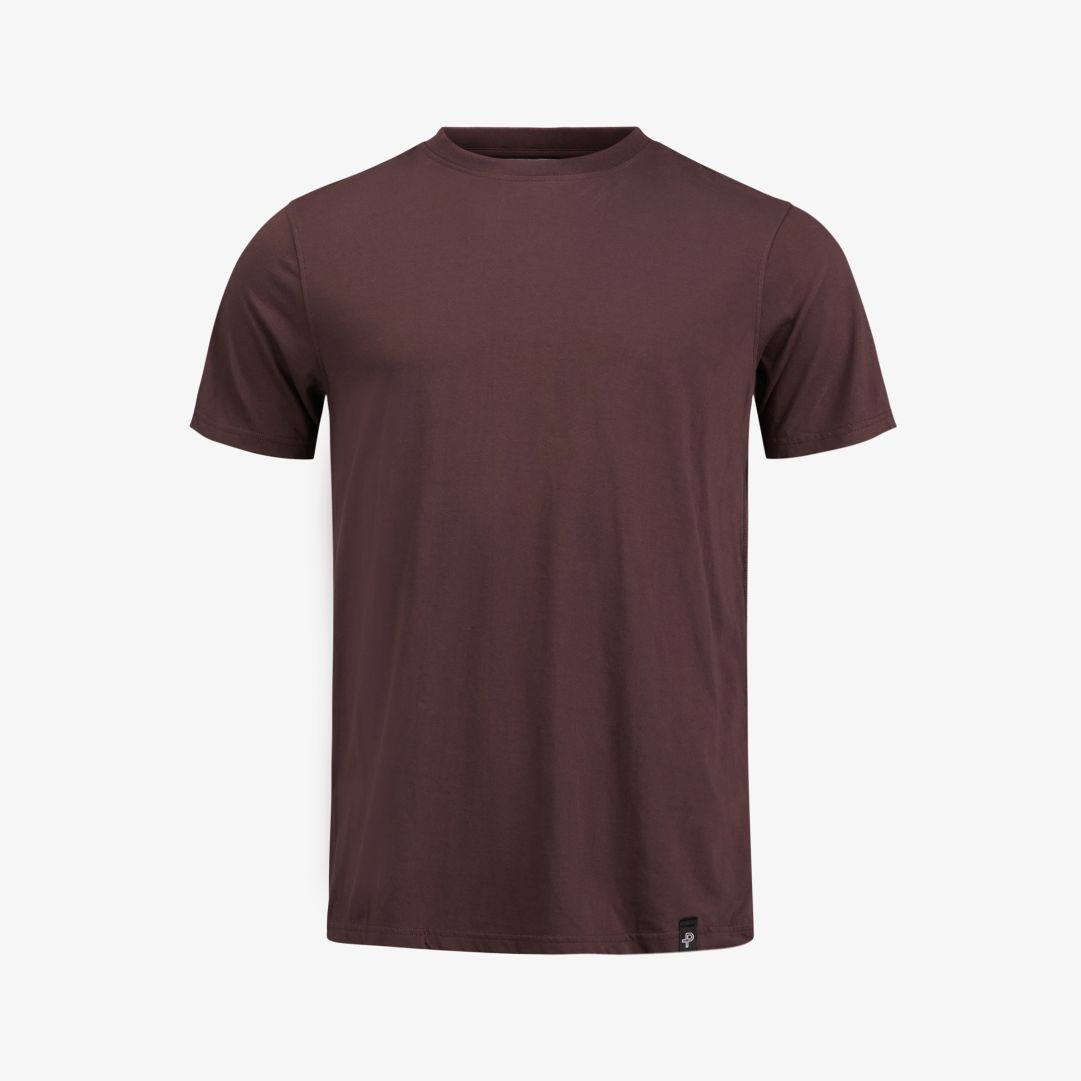 Pelle P - Field Tee, Carob Brown En tunn t-shirt med rund halsringning, tillverkad i 100% "Global Organic textile standard" bomull för varma sommardagar