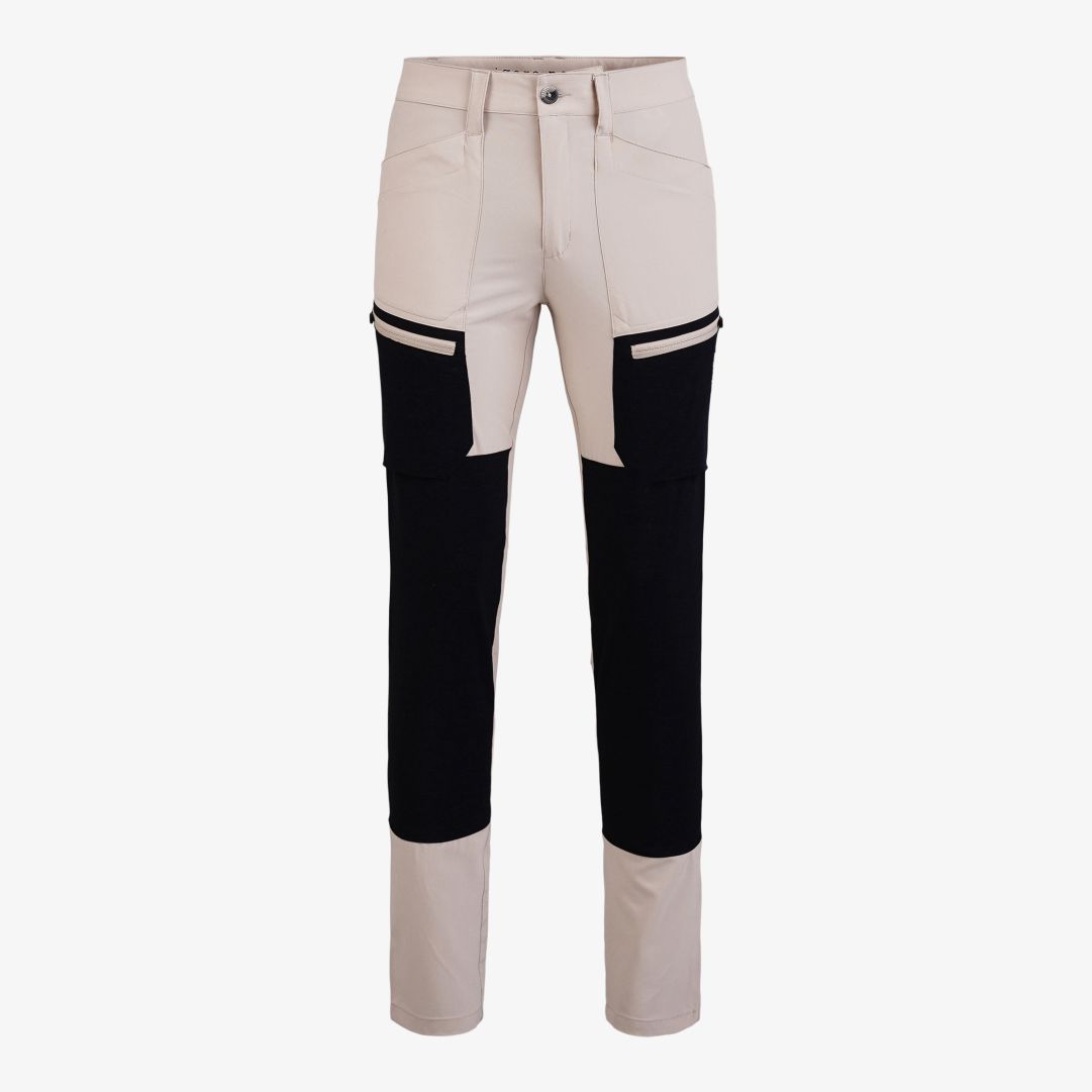 Pelle P - Hex Trousers, Lt. Beige Oak Vi är säkra på att dessa lätta och snabbtorkande funktionsbyxor för herr kommer bli en favorit i garderoben