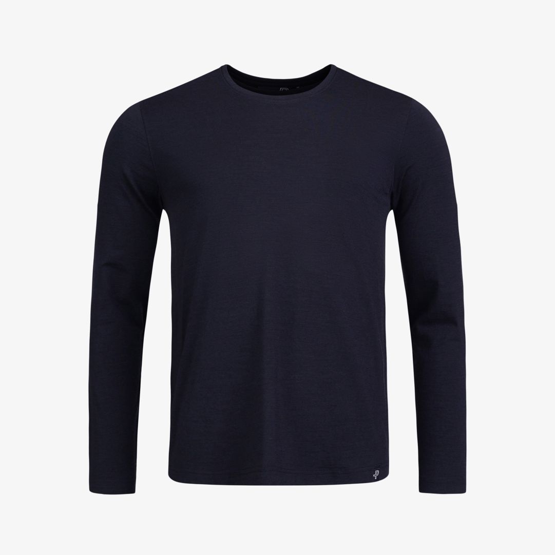 Pelle P - Merboo LS, Dk Navy Blue Denna långärmade herrtröja är tillverkad i en blandning av merinoull, viskos från bambu och elastan, vilket ger extra komfort