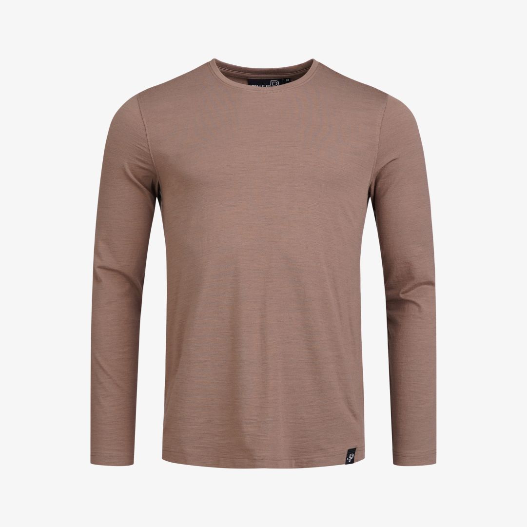 Pelle P - Merboo LS, Toffee Denna långärmade herrtröja är tillverkad i en blandning av merinoull, viskos från bambu och elastan, vilket ger extra komfort och an