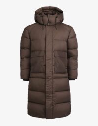 Pelle P - Molle coat, Lutum Denna varma vinterkappa är tillverkad i återvunnen polyester med en bollfiberstoppning bestående av 30% Sorona® och 70% återvunnen p