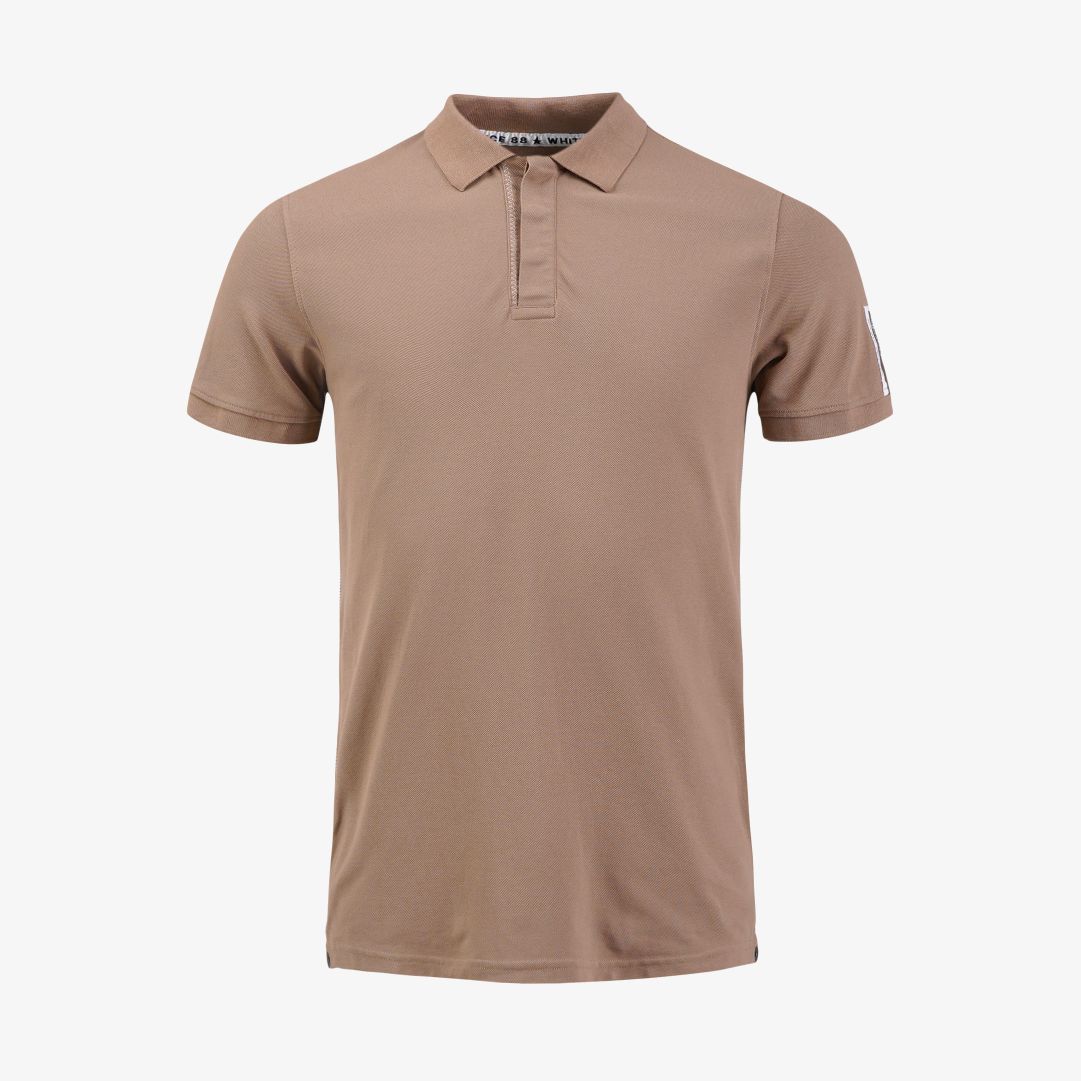 Pelle P - Team Polo, Toffee Pikétröja med ribbstickad krage och dolda knappar i halsen och en vävd Pelle P-logo på ärmen