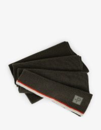 Pelle P - Tiller Knitted Scarf, Khaki Green Glöm inte halsduken! Denna stickade variant är tillverkad i ull och akryl och har en snygg kontrastfärgad rand