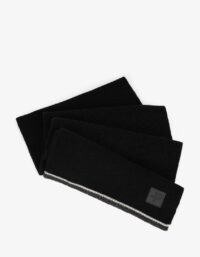 Pelle P - Tiller Knitted Scarf, Ink Glöm inte halsduken! Denna stickade variant är tillverkad i ull och akryl och har en snygg kontrastfärgad rand