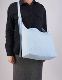Pelle P - Vela FD Bag, Atlas Blue Väska i lätt, tålig och snabbtorkande Ripstop med omvänd dragkedja, dekorativt dragsnöre och justerbara remmar med metallspänn