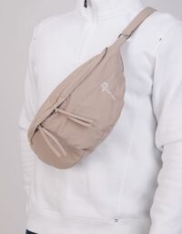 Pelle P - Vela FD Shoulder Bag, Tumbled Stone Axelväska i lätt, tålig och snabbtorkande Ripstop med omvänd dragkedja, dekorativt dragsnöre och justerbara axelre