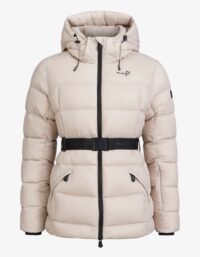 Pelle P - W Fey Jacket, Lt. Beige Oak Denna lättviktsjacka i PRUECO® återvunnen nylon har en normal passform och är vadderad med 90/10 dun, 700 fill power, cert