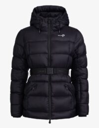 Pelle P - W Fey Jacket, Ink Denna lättviktsjacka i PRUECO® återvunnen nylon har en normal passform och är vadderad med 90/10 dun, 700 fill power, certifierad en