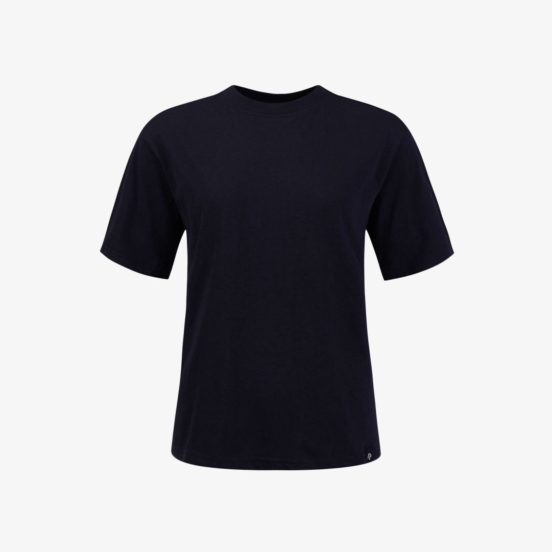 Pelle P - W Field Tee, Dk Navy Blue En tunn t-shirt med rund halsringning, tillverkad i 100% "Global Organic textile standard" bomull för varma sommardagar