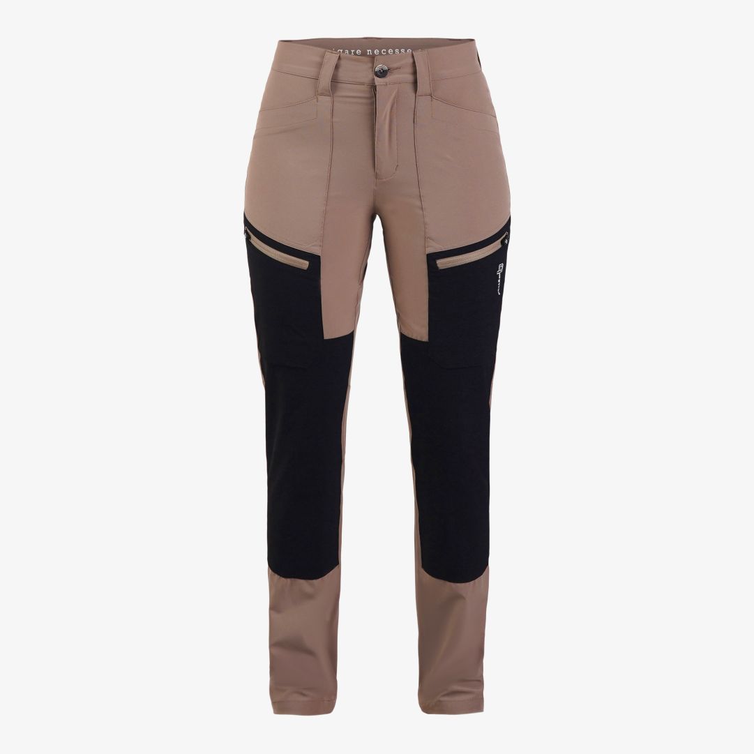 Pelle P - W Hex Trousers, Toffee Vi är säkra på att dessa lätta och snabbtorkande funktionsbyxor för dam kommer att bli en favorit i garderoben