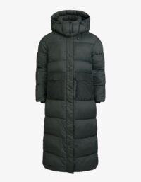 Pelle P - W Molle Coat, Dark Forest  Denna varma vinterkappa är tillverkad i återvunnen polyester med en bollfiberstoppning bestående av 30% Sorona® och 70% åte