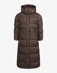 Pelle P - W Molle Coat, Lutum Denna varma vinterkappa är tillverkad i återvunnen polyester med en bollfiberstoppning bestående av 30% Sorona® och 70% återvunnen