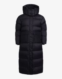 Pelle P - W Molle Coat, Ink Denna varma vinterkappa är tillverkad i återvunnen polyester med en bollfiberstoppning bestående av 30% Sorona® och 70% återvunnen p