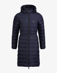 Pelle P - W Tempest Coat, Dk Navy Blue Denna kappa med anpassningsbar passform har ett vindtåligt tyg samt återvunnen polyesterfyllning