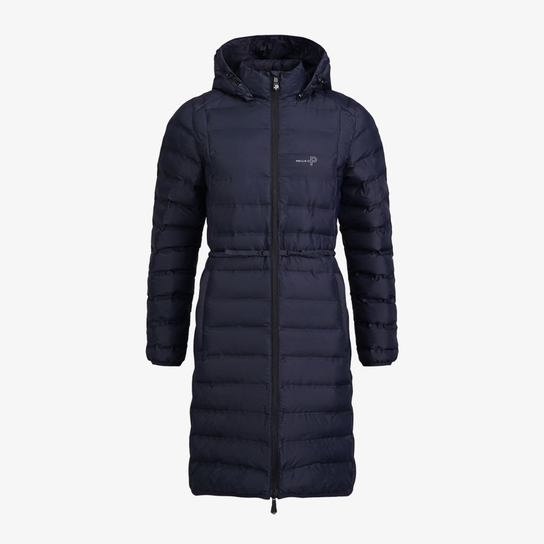 Pelle P - W Tempest Coat, Dk Navy Blue Denna kappa med anpassningsbar passform har ett vindtåligt tyg samt återvunnen polyesterfyllning